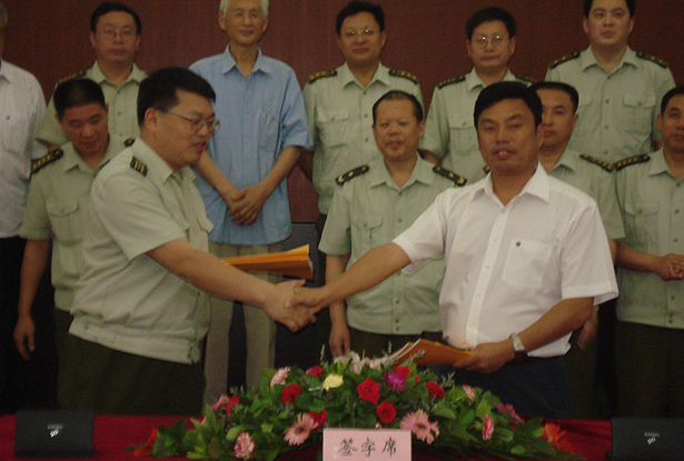 6.江南控股集團(tuán)總裁黃作興與2920工程項(xiàng)目指揮長范召林簽字后握手，29基地付總師李方洲少將出席（前排中）